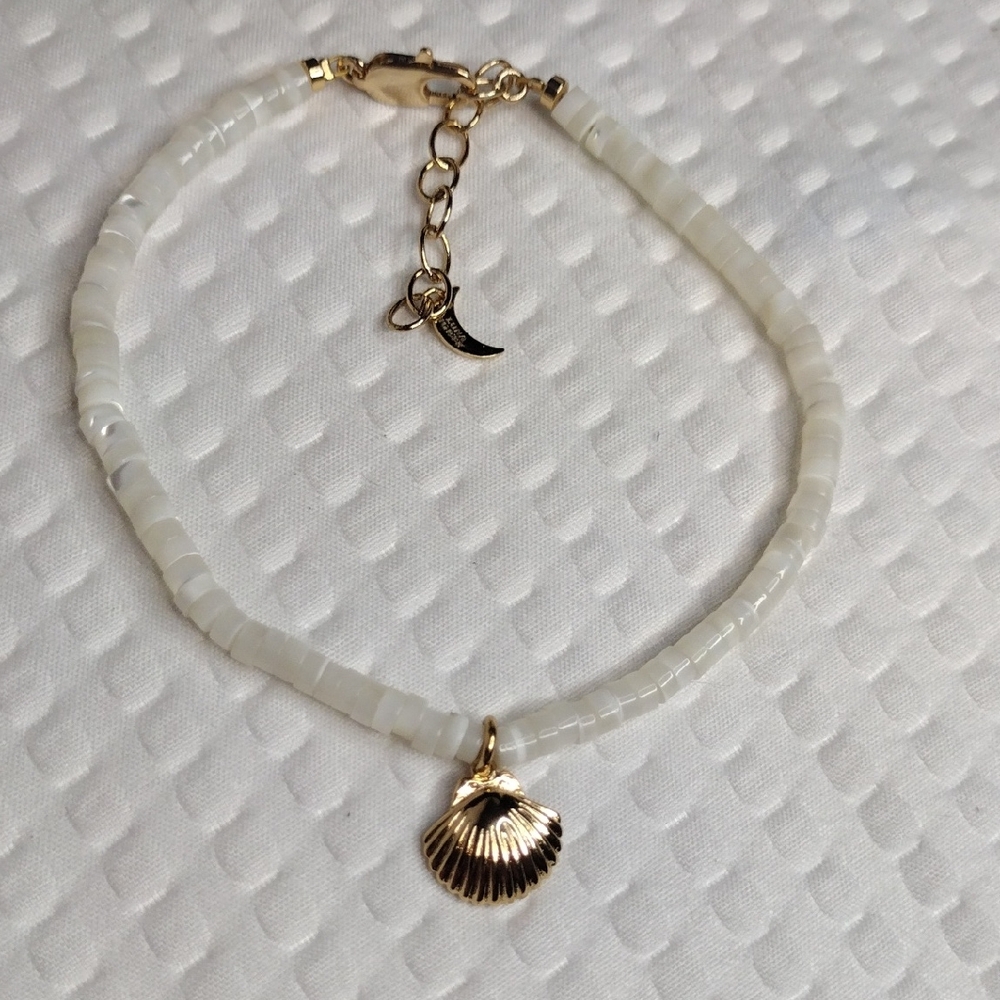 Luna Norte Gold And White Shell Charm Anklet